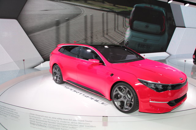Kia Sportspace: Kia gibt mit einer Studie einen Vorgeschmack auf eine mögliche Kombi-Version des Optima. Die Studie kombiniert einen großzügigen Innenraum und ein großes Gepäckabteil mit vergleichsweise sportlichem Design. | Foto: Karl Künstner