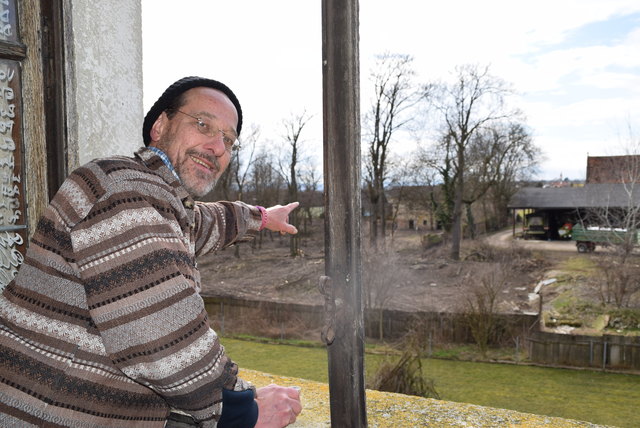 Gerhard Zehethofer zeigt auf das Areal, wo bis vor kurzem noch Wildschweine waren. | Foto: Zeiler