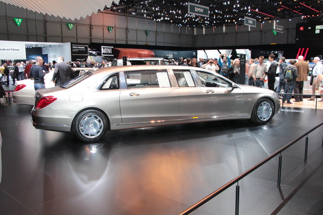 Mercedes Maybach  S 600 Pullmann: Für Privatsphäre sorgen elektrische Jalousien vor allen Fenstern sowie eine versenkbare Trennwand, deren Glas sich auf Knopfdruck verdunkeln lässt. Und wem der Sinn nach Unterhaltung steht, der kann einen großen Flachbildschirm aus der Verkleidung surren lassen. Wie zuletzt im großen Maybach 62 montiert Mercedes darüber hinaus drei Zusatzinstrumente im Dachhimmel, die über Uhrzeit, Außentemperatur und Geschwindigkeit informieren. | Foto: Karl Künstner