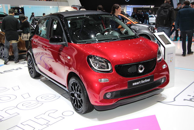 Smart forfour: … Das haben die beiden Unternehmen angekündigt und drei entsprechend modifizierte Exemplare des Stadtflitzers enthüllt. Das „tailor made“-Angebot für Fortwo und Forfour umfasst neben speziellen Designpaketen 30 verschiedene Lederfarben, lackierte Anbauteile für innen und außen sowie eigene Felgen und Farben. | Foto: Karl Künstner