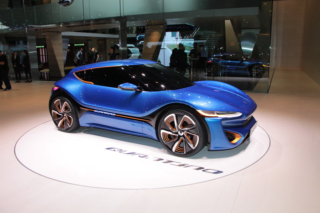 Quant Quantino: Die Liechtensteiner Firma Nanoflowcell hat ein weiteres Elektroauto mit Flusszelle als Energielieferant vorgestellt. Die Studie Quantino ist ein 3,91 Meter langer 2+2-Sitzer mit 100 kW/136 PS. Das Niedervoltfahrzeug soll mit 350 Litern Elektrolyte-Flüssigkeit, die zur Stromgewinnung benötigt und dann verdampft wird, über 1.000 Kilometer weit kommen. | Foto: Karl Künstner