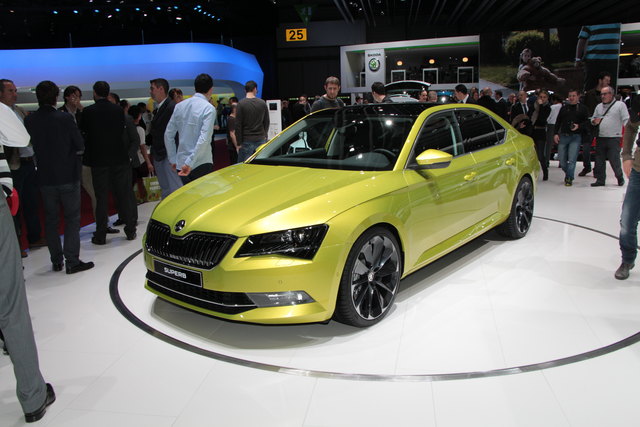 Skoda Superb: Skoda hat die dritte Generation des Superb enthüllt. Der Wagen zeigt klare Kante, die Karosserie ist deutlich stärker konturiert als beim Vorgänger. Die in der Länge auf 4,87 Meter gewachsene und um 5 Zentimeter verbreiterte Limousine startet im Juni. Zur Auswahl stehen fünf Benziner und drei Diesel, die laut Skoda 88 kW/120 PS und 206 kW/280 PS leisten. Der Kombi soll im Herbst folgen. | Foto: Karl Künstner