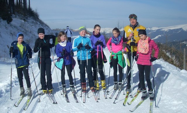 Die Teilnehmer der NMS Oberschützen sind Florian Ritter, Thomas Kappel, Florentina Seidl, Julian Terler, Calra Jany, Sofie-Marie Kaippel, Trainer Rainer Schuch und Anna-Sophie Hofer. | Foto: Rainer Schuch