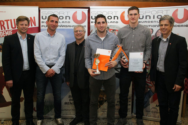 Mit dem silbernen Union-Leistungszeichen wurden die Basketballer der UBC Güssing für ihren Bundesliga-Meistertitel ausgezeichnet. Manuel Jandrasits, Sebastian Koch und Dietmar Wagner freuten sich über die Ehrungen.
