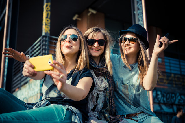 Foto: Selfie von jungen Frauen _ Eugenio Marongiu - Fotolia_com