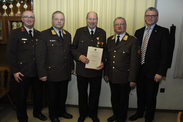 Kommandant Robert Dunzinger, Bezirks-Feuerwehrkommandant Josef Murauer, Abschnitts-Feuerwehrkommandant Helmut Neuweg und Vizebürgermeister Friedrich Reindl gratulieren Hubert Antlinger zum Verdienstzeichen des Österr. Bundesfeuerwehrverbandes