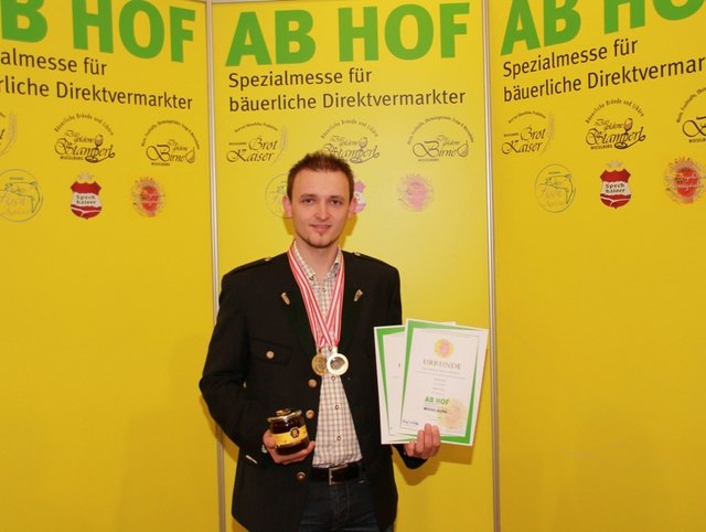 Doppelgold für Imkermeister Manuel Reitbauer bei der Honigprämierung.