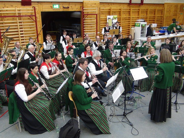 Die Marktmusikkapelle Kaindorf an der Sulm unter Leitung von Kapellmeisterin Nadja Sabathi eröffnete den musikalischen Programmreigen beim Frühschoppen in der Heidinger-Sporthalle.