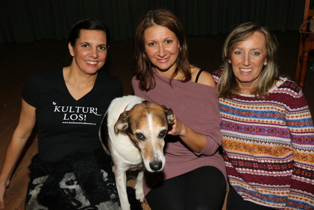 Ilona Eggl und Marina Scheutz-Tatic von der Vereinsmeierei mit Angelika Niedetzky und ihrer Hündin Rosa.