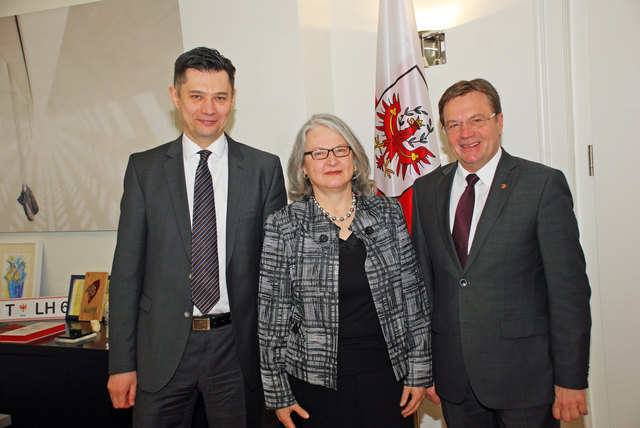 LH Günther Platter mit dem ukrainischen Botschafter Olexander Scherba (li.) und Hermine Poppeller, ab Sommer 2015 neue österreichische Botschafterin in Kiew, Ukraine. | Foto: Land Tirol/Wikipil