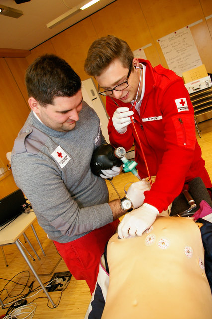 Stefan Schmid und Benedikt Wöhrer üben notärztliche Assistenzmaßnahmen. | Foto: ÖRK/Shervin Sardari