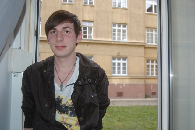 Starke Scheinwerfer an der Wand gegenüber rauben Manuel Mühlbäck den Schlaf.