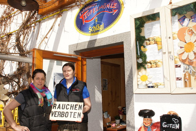 Mitarbeiterin Margit Sigl und Wirtin Daniela Eckerstorfer vom Gasthaus Teufelmühle werben für ein rauchfreies Lokal.