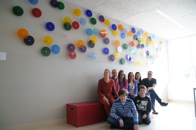 Die Haslacher Künstler Gabriele und Alois Hain (hintere Reihe links) freuen sich gemeinsam mit den Lehrern Petra Radinger und Andreas Prammer (hinten rechts) über die "bunten Smarties" in der Pausenhalle.