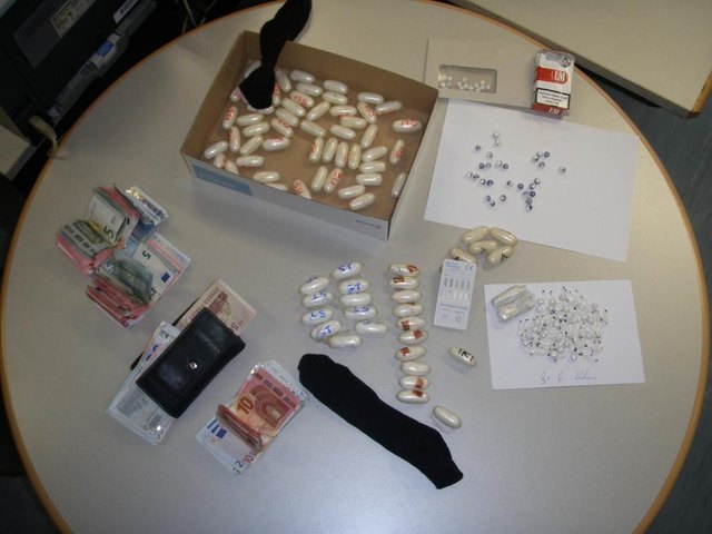 Bei den beiden Kurieren stellte die Polizei 2,2 Kilogramm Kokain im Wert von 250.000 Euro sowie 1.750 Euro Bargeld sicher. | Foto: LPD Wien