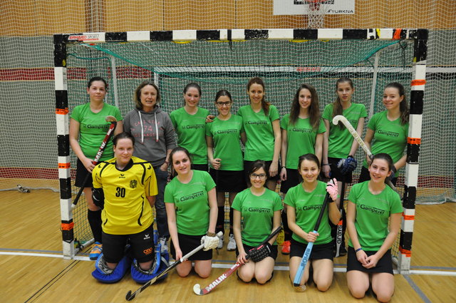 Die Mädchen vom Hockey-Team Pfaffstätt spielen in der Bundesliga. Sie wünschen sich einen Kunstrasenplatz.