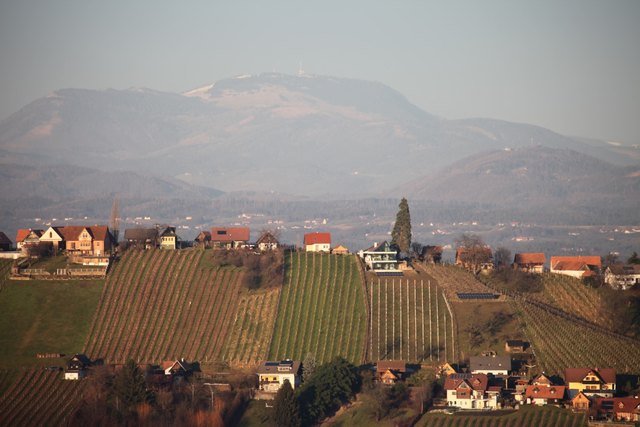 So präsentiert sich derzeit das Naherholungsgebiet der urbanen Stadt Graz - das Schilcherland- mit dem Hintergrund des Grazer Hausberges Schöckl