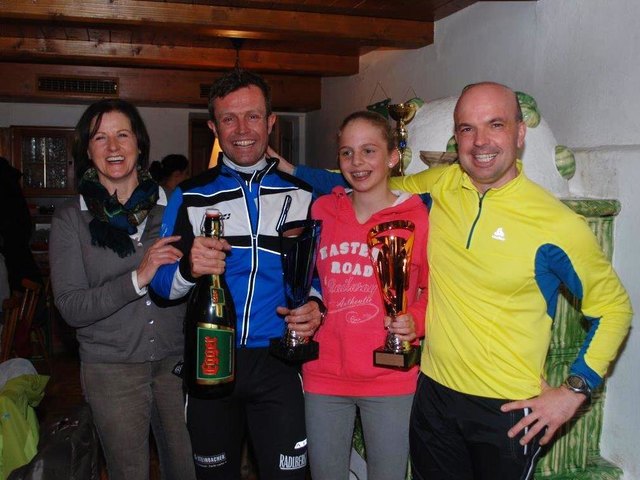 Sportreferentin GR Maria Braito (li.) und Bernhard Prosser (re.) freuten sich mit den Erpfendorfer Langlauf-Clubmeistern Andi Mayr und Verena Prem