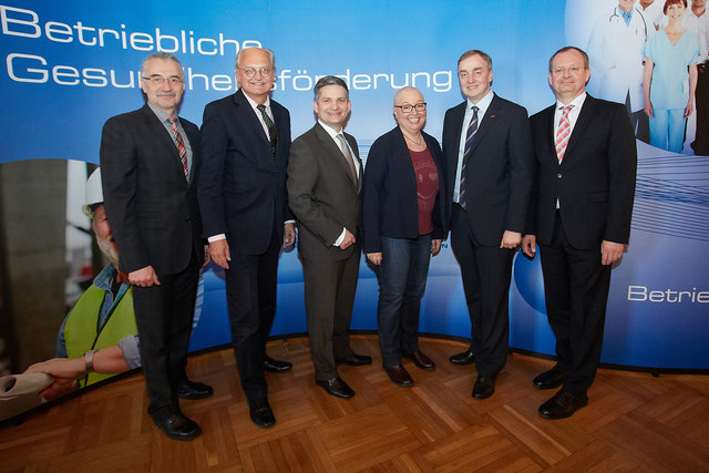 Obmann-Stv. KR Michael Pap, Generaldirektor Mag. Jan Pazourek (beide NÖGKK), Landesrat Ing. Maurice Androsch, Bundesministerin Dr. Sabine Oberhauser, WKO Vizepräsident Dr. Christian Moser und Leiter des FGO Mag. Dr. Klaus Ropin | Foto: NÖGKK