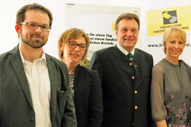 Stephan Mader (Diakoniewerk Kirchbichl), Helga Karadakic (Diakoniewerk Hopfgarten), LH Günther Platter und Eva Six (Freiwilligenkoordinatorin) - v. li. | Foto: Foto: Land Tirol/big-foot design