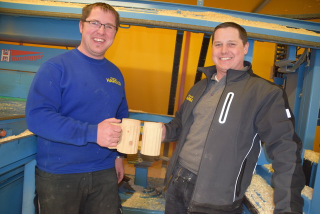 Mit dem gefrästen Holz-Krug angestoßen: Bernhard und Franz Weichberger. | Foto: Zeiler