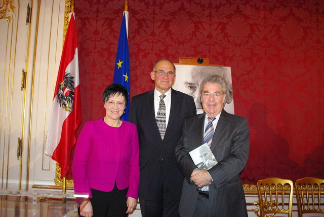 Gerda Schaffelhofer, Geschäftsführerin des Styria Premium Verlags, Buchautor Walter Kirchschläger und Bundespräsident Heinz Fischer bei der Buchpräsentation.