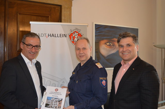 Bürgermeister Gerhard Anzengruber, Kommandant Abteilungsinspektor Alfred Hallinger, Stadtamtsdirektor Erich Angerer. | Foto: Stadtgemeinde Hallein