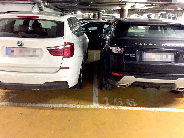 Selbst 2,50 Meter Parkplatzbreite können für SUVs eine große Herausforderung sein.