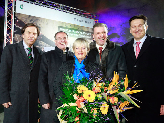 Landeshauptmann Franz Voves, die ASFINAG-Vorstände Alois Schedl und Klaus Schierhackl sowie Gernot  Brandtner, Geschäftsführer der ASFINAG Baumanagement GmbH v.l.) mit Tunnelpatin Ingrid Voves. | Foto: ASFINAG/Oliver Wolf
