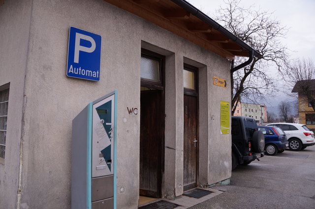 Das WC-Häuschen am Parkplatz wird nicht nur von den vielen Bustouristen in Anspruch genommen.