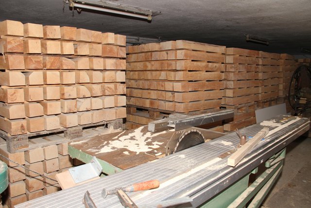 Das Birnbaum-Holz wartet auf die Weiterverarbeitung