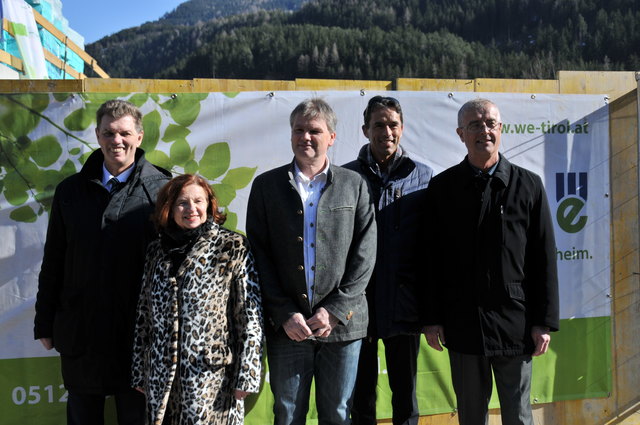 Bmst. Dipl.-Ing Walter Soier (GF WE), Anna-Maria Zatura-Rieser (GF WE), Bgm. Peter Rauchegger, Dipl.-Ing. Walter Peer (Communalp) und Ing. Herbert Giegler (Niederlassungsleiter PORR).