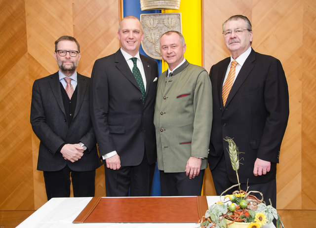 Feierliche Angelobung der Mödlinger Stadtführung in der Bezirkshauptmannschaft. v.r.: Ferdinand Rubel, Hans Stefan Hintner, Philipp Enzinger und Gerhard Wannenmacher. | Foto: Kraus