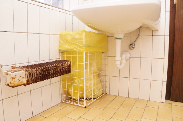 Die öffentlichen Toiletten am Parkplatz gehören renoviert.