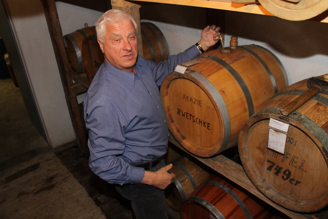 Der Whiskey und Schnaps von Johann Wakolm reift in Holzfässern.