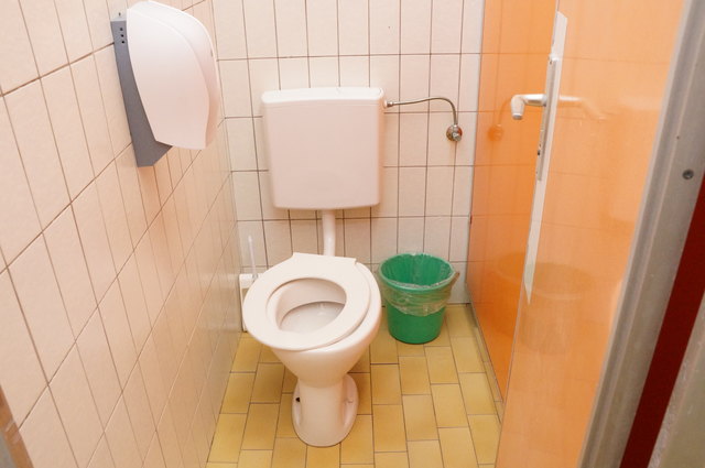 Zwar geputzt, aber nicht mehr ganz fit: Das öffentliche WC am Parkplatz in Rattenberg.