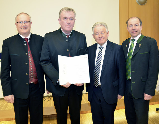 Karl Keplinger (2. von links) wurde zum zweiten Mal als Landwirtschaftskammerrat angelobt. | Foto: Foto: Unabhängiger Bauernverband O.Ö.