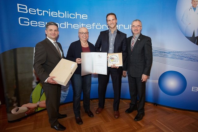 Bildtext Vermessung Schmid ZT GmbH: Gesundheitslandesrat Ing. Maurice Androsch, Gesundheitsministerin Dr. Sabine Oberhauser, Mag. Nikolaus Schiller, NÖGKK-Obmann-Stv. KR Michael Pap (v.l.n.r.) | Foto: APA/Preiss