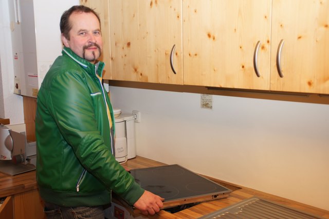 Gerhard Eggerstorfer ist in der önj-Herberge am Unterkagererhof das "Mädchen für alles". Im Bild tauscht er die Ofenplatte.