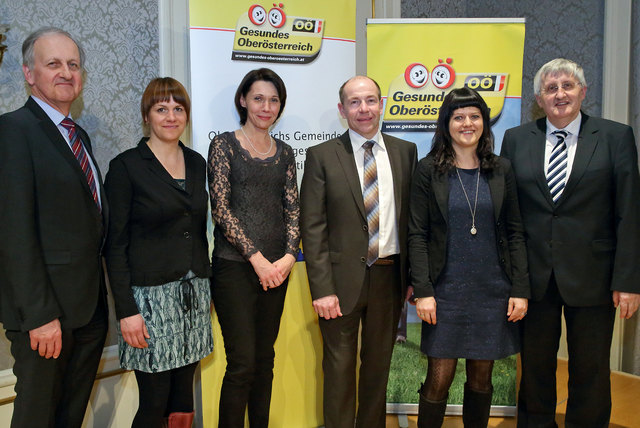 Heinrich Gmeiner (Koordinator Gesundes Oberösterreich), Michaela Mayer (Regionalbetreuerin Ried im Innkreis), Bettina Blanka (Land OÖ, Abteilung Gesundheit), Landesrat Max Hiegelsberger, Mag. Evelyne Dachgruber (Arbeitskreisleitung Wippenham), Johann Hingsamer (Präsident OÖ Gemeindebund) | Foto: Land OÖ/Stinglmayr