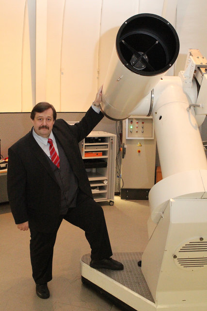 "Science Buster" Werner Gruber (im Bild vor dem großen Doppelteleskop) lädt zur Beobachtung der partiellen Sonnenfinsternis in die Urania Sternwarte.