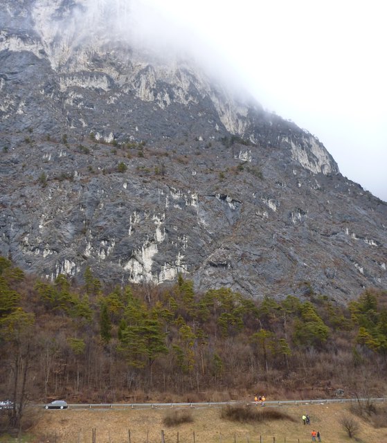 Das Abbruchgebiet oberhalb der B 171 Tiroler Straße bei Zirl. Dort müssen am 16.3. Sprengungen durchgeführt werden, die A12 wird dafür kurzzeitig gesperrt. | Foto: Landesgeologie Tirol