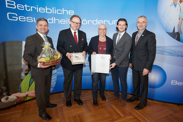 Bildtext Peter Walter Dienstleistungen GmbH: Gesundheitslandesrat Ing. Maurice Androsch, Peter Walter MAS MSc, Gesundheitsministerin Dr. Sabine Oberhauser, Prok. Georg Walter, NÖGKK-Obmann-Stv. KR Michael Pap (v.l.n.r.) | Foto: APA/Preiss