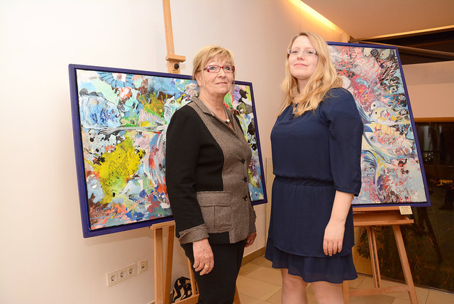 Vernissage in Gabelhofen: Die Künstlerin Johanna Leipold (li.) mit der Leiterin der Kunstakademie Murtal Sabrina Redhead.