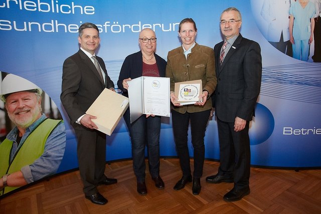 Bildtext TIB Technische Industriebürsten Ingrisch GmbH: Gesundheitslandesrat Ing. Maurice Androsch, Gesundheitsministerin Dr. Sabine Oberhauser, Mag. Cordula Herneth-Ingrisch, NÖGKK-Obmann-Stv. KR Michael Pap (v.l.n.r.) | Foto: APA/Preiss