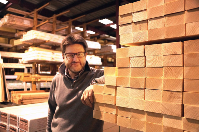 Hans-Christian Riegler beliefert als Geschäftsführer des Holzhandelunternehmens Wallner Tischler und Zimmereibetriebe mit Holz.