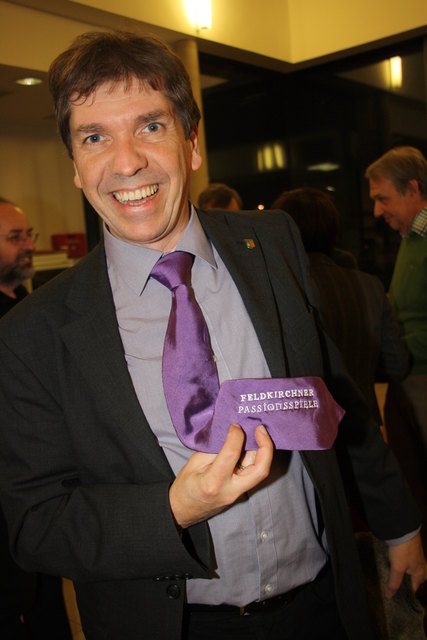 Fan für immer: Bgm. Erich Gosch trägt die Krawatte der Feldkirchner Passionsspiele