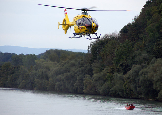 Die 72-jährige Ehefrau des Lenkers musste mit dem Rettungshubschrauber ins Krankenhaus Salzburg geflogen werden. | Foto: Doms