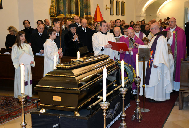 Die Beisetzung nahmen der St. Pöltner Bischof Klaus Küng, sein Eisenstädter Kollege Ägidius Zsifkovics, Generalvikar Martin Korpitsch, Stadtpfarrer Raphael Rindler und dessen Vorgänger Anton Bruck vor.