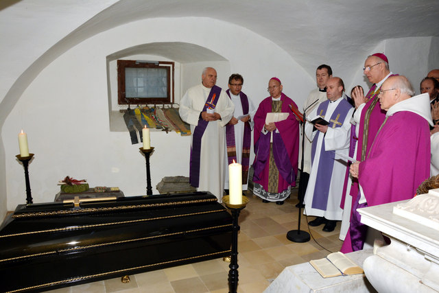 Beisetzung in der Familiengruft in der Basilika